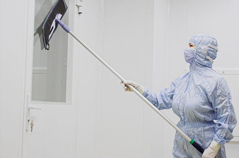 Reinigungskraft bei der Arbeit in einem Objekt